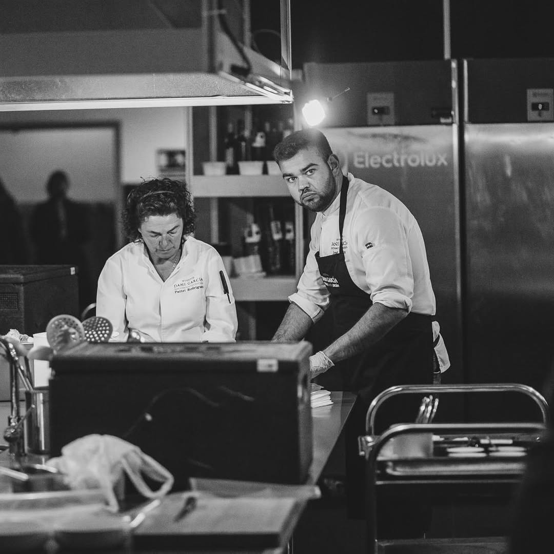 Chef Jose Benitez en la cocina de Alboroto